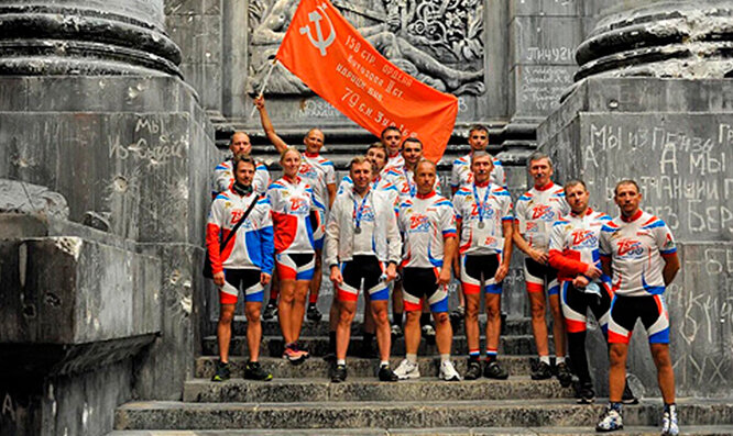 "Призыв", 20 сентября 2020 года
Сергей Зыболов

Спортсмены-железнодорожники приняли участие в патриотической акции. Велосипедисты с Южно-Уральской магистрали финишировали в велопробеге РОСПРОФЖЕЛ, посвящённом 75-летию Великой Победы. Сроки проведения пробега несколько раз переносили из-за эпидемии коронавирусной инфекции. В итоге велопробег стартовал 12 июля, а завершился 31 августа. Участниками акции стали 85 спортсменов со всей страны.

Велопробег проходил по трём направлениям: Мурманск – Москва, Севастополь – Москва, Прохоровка – Воронеж. Общее расстояние, которое преодолели железнодорожники, превысило восемь тысяч километров. Для прохождения всех маршрутов были сформированы 14 команд по 6-8 человек – «Авангарды». Каждый состав спортсменов за несколько дней преодолевал в среднем по 700 километров и передавал эстафету другому «Авангарду». Велосипедисты Южно-Уральской железной дороги приняли участие в «Авангардах» № 4, 5, 6 и 13. Добраться до места старта участникам помог Дорпрофжел ЮУЖД, который приобрёл для спортсменов проездные авиа и ж/д билеты.

Организаторы выстроили маршруты так, чтобы они проходили по территориям, где когда-то пролегала линия фронта Великой Отечественной войны. По ходу движения спортсмены возлагали цветы на мемориалы и братские могилы.

–  От ЮУЖД в патриотической акции приняли участие четыре спортсмена: программист Челябинского Информационно-вычислительного центра Юлия Неструева, машинист локомотивного эксплуатационного депо Челябинск Александр Ледовский, бывший работник локомотивного эксплуатационного депо Челябинск, а ныне неработающий пенсионер, Сергей Алексеев и я, – рассказал инженер Информационно-вычислительного центра ЮУЖД Дмитрий Юдин.  – Все, за исключением Сергея, имели опыт велопробегов и веломарафонов.

Дмитрий Юдин активно занимается велопутешествиями. Ежегодно преодолевает от 6 до 15 тысяч километров. В его спортивной биографии завершившийся велопробег далеко не первый. Без малого 30 лет он увлекается этим видом спорта. В 2015 году железнодорожник принимал участие в веломарафоне РОСПРОФЖЕЛ, который был посвящён двум крупнейшим датам: 70-летию Великой Победы и 110-летию отраслевого профсоюза. Пробег, общей протяженностью более 15,5 тысячи километров, проходил по территории России, Казахстана и Белоруссии. В 2018-м финишировал в велопробеге Москва – Сочи, посвящённом 15-летию компании ОАО «РЖД».

В команде с Дмитрием проехала Юлия Неструева, совмещая нелёгкую участь фотографа и блогера. Благодаря ей информация с пробега попадала в соцсети практически в режиме реального времени.

За две недели железнодорожники «Авангардов» № 4 и № 5 преодолели более 1450 километров по местам боевой славы. Велосипедисты проехали по дорогам Карелии, Вологодской, Ленинградской, Новгородской и Тверской областей. Путь пролегал и по асфальтовому покрытию, и щебёнке, и бездорожью, и водным преградам… Но спортивная составляющая в таких пробегах не главное. По словам участников, самое большое впечатление произвели места, по которым пролегал маршрут, и события, с ними связанные.

Для команды «Авангард» № 4 историческое погружение началось с блокадного Ленинграда. Участники посетили обзорную экскурсию, посвящённую подвигу жителей и защитников города. Велопробег проходил вокруг Онежского озера. Вдоль дороги располагались многочисленные мемориалы, посвящённые жителям Карелии, погибшим на фронте. Следы войны – гильзы, каски, фляжки, кружки,  найденные здесь же, на местах сражений, оставлены на память на могилах бойцов. В городе Вытегра железнодорожники посетили музей с экспозицией, посвящённой атомной подводной лодке «Курск». На четвёртый день пробега, 13 августа, команда достигла одной из ключевых точек маршрута – «Оштинская оборона». В этом месте установлен обелиск «Здесь был остановлен враг». Финиш маршрута «Авангарда» № 4 и передача эстафеты прошли в Тихвине, куда команда пробиралась около ста километров через болота и реки Ленинградской области.

Спортсмены «Авангарда» № 5 стартовали в Тихвине. В небольшом посёлке Лычково Новгородской области они посетили братскую детскую могилу времён Великой Отечественной войны. Летом 1941 года на станции Лычково самолеты фашистов разбомбили эшелон из 12 вагонов, по словам очевидцев, погибло около двух тысяч малышей, отправлявшихся в тыл из Ленинграда. В живых осталось лишь 18 детей.

На третий день пути железнодорожники пересекли территорию Демянского котла, где каждый метр земли пропитан кровью, усеян осколками и обломками бронетехники. В 1941-42 годах здесь погибли тысячи советских солдат и офицеров.

Во Ржеве у мемориала Советскому солдату, который был открыт в честь 75-летия Великой Победы, спортсмены «Авангарда» № 5 передали эстафету «Авангарду» № 6. В торжественном мероприятии приняли участие председатель Роспрофжел Николай Никифоров.

– Когда мы передвигались по маршруту, нам казалось, что земля дышит переживаниями времён Великой Отечественной войны, – поделился Дмитрий Юдин.

Как отметил участник «Авангарда» № 6 Александр Ледовский, благодаря участию в велопробеге спортсмены смогли погрузиться в атмосферу патриотизма, прочувствовать масштаб войны и испытаний советского народа.

– Мы делали остановки в местах сражений, и это очень впечатляло, – рассказал Александр Ледовский. – Некоторые деревушки, где проходили бои, остались в прошлом. Ни одного дома уже нет. Лишь названия и память.

На своей дистанции спортсмены «Авангарда» № 6 преодолели более 650 километров за семь дней. Порой приходилось ехать по бездорожью, по еле заметным тропкам, идти пешком и нести на себе велосипеды, переправляться вброд через небольшие речушки.

Погодные условия для всех трёх «Авангардов», в которых участвовали южноуральцы, стали испытанием на прочность. Несколько раз начинался дождь. Приходилось передвигаться в ненастье, чтобы не выбиться из графика. Дневная температура достигала +13-15 градусов, ночью – максимум +7-8. Часть ночей, как и было запланировано, провели в туристических палатках, часть – останавливались в гостиницах. Не обошлось без поломок и небольших травм, но со всеми трудностями железнодорожники справились. Участники единодушно отметили: «Сложности закаляют!»

Финишировали спортсмены 30 августа в Москве, на Поклонной горе. Здесь сошлись два маршрута: Севастополь – Москва и Мурманск – Москва. Участников велопробега поздравили с окончанием патриотической акции и вручили памятные медали. Затем железнодорожники возложили цветы к Вечному огню на Поклонной горе. Завершающим аккордом стало посещение экспозиции «Подвиг народа» в музее Победы.
