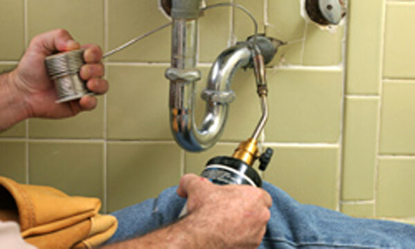 Даже без установки необходимых предметов, без вкручивания всех винтиков и гаек, ванная комната – очень опасное помещение. Электрические приборы, вода, скользкие поверхности, хрупкие предметы и суетящиеся люди в маленьком помещение – неудивительно, что 70% аварий дома происходит именно в ванных.