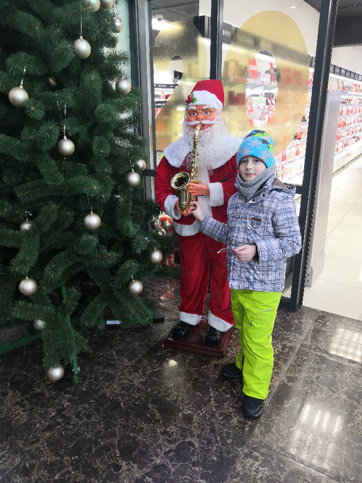 

Внук Фёдор Монахов любит отмечать Новый год,потому что 1 января день начинается с долгожданных подарков.А все каникулы проходят в праздничной обстановке.
