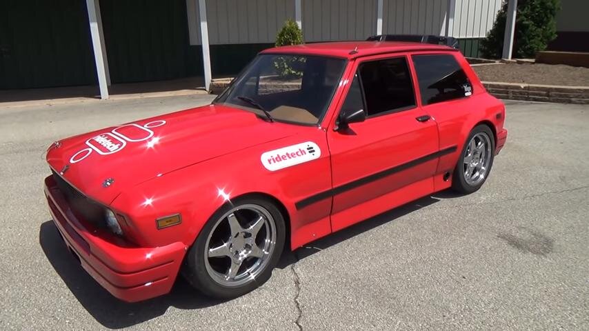 Zastava Yugo – двухмоторный, шестнадцатицилиндровый! Причём, по удивительному совпадению, каждый мотор имеет примерно столько же (но больше), как и Бугатти - то есть 8,2 л. И суммарно выходит 16,4 л!