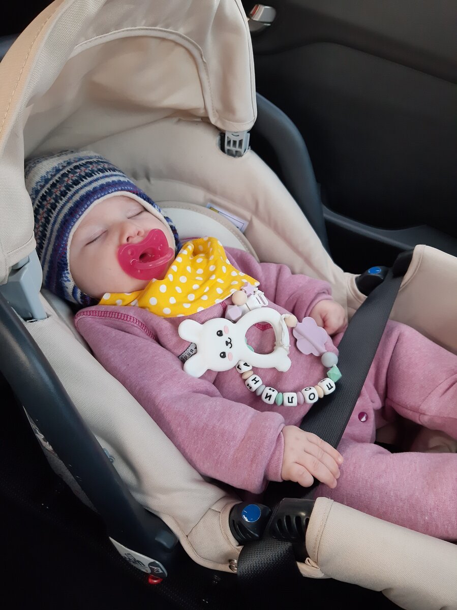 Случайный единственный момент, когда дочь уснула с соской, я даже сфотографировала на память