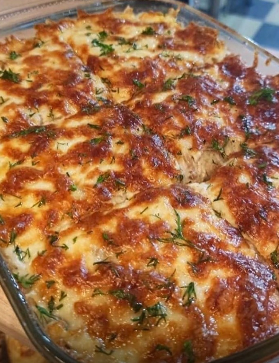 Рецепт не из ряда " Америку открыла",но достойный внимания. Не сложно, очень вкусно,вам обязательно понравится! Нам понадобится: куриное филе 300-500 грамм, шампиньоны 400 гр,сливки 150 мл( жирность сливок на ваш вкус), сыр 150 гр,лук репчатый 2 шт, сливочное масло 2 ст ложки,соль/перец/специи( по вкусу).  Приготовление: куриное филе отвариваем в подсоленной слегка воде, остужаем и нарезаем соломкой. Лук обжарить на сливочном масле до полупрозрачного состояния. Измельчаем грибы и вместе с нарезанной курицей отправляем это к луку и обжариваем до готовности. Далее уменьшаем огонь и добавляем сливки. Сыр натереть на крупной тёрке. Половину сыра отправляем в сковороду с нашей куриной смесью. И при постоянном помешивании доводим до кипения. Соль/ специи по вкусу. Рекомендую только черный перец. Специи перебьют сливочно/ грибной вкус.  Как только наша смесь загустеет,выключаем огонь. Выкладываем нашу вкусняшку в протвинь или кокотницы, посыпаем хорошо сыром и отправляем в разогретую до 180 градусов духовку,на 5 минут. Наша сырная шапочка готова! Украшаем зеленью и подаём горячим! Ооочень вкусно! Приятного вам аппетита! Готовьте с удовольствием!