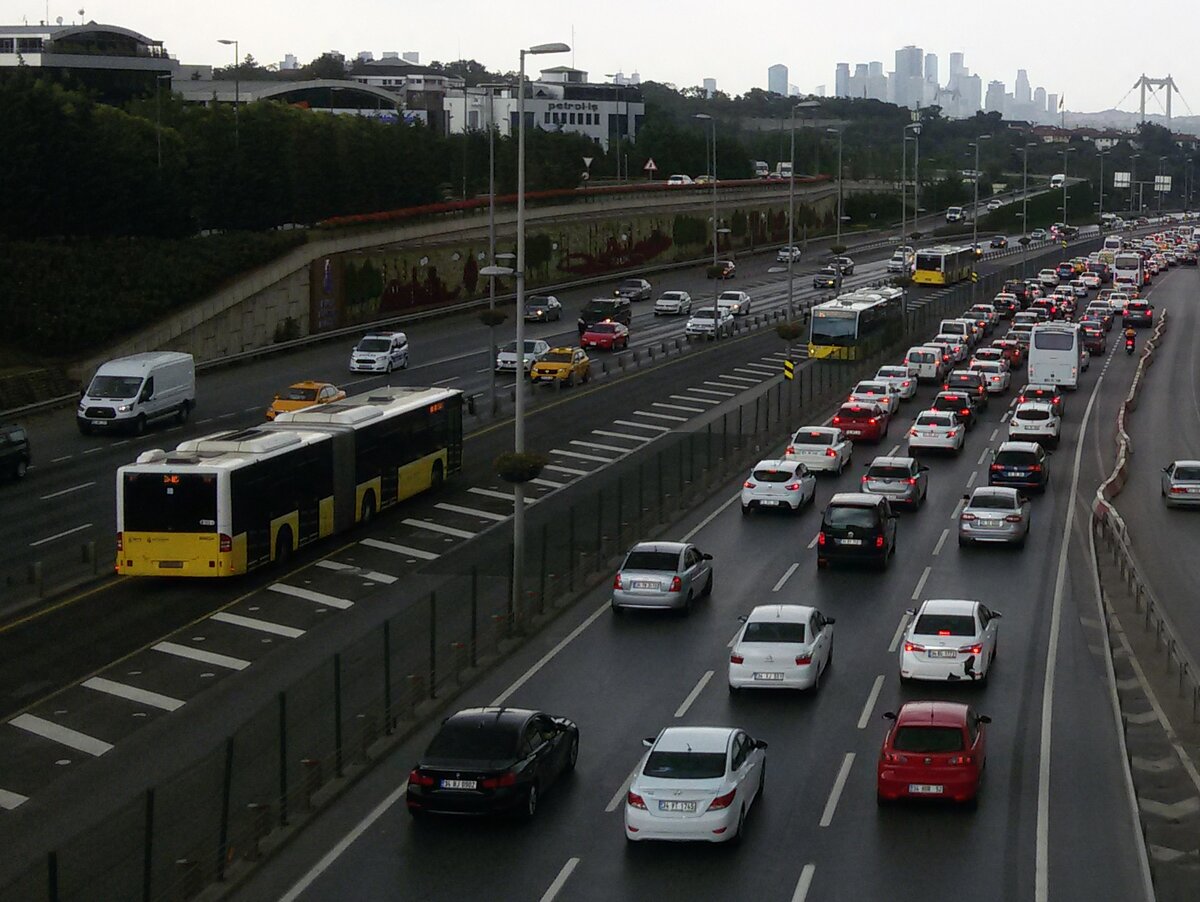 Стамбул, пролив Босфор 2018 г. Метробус