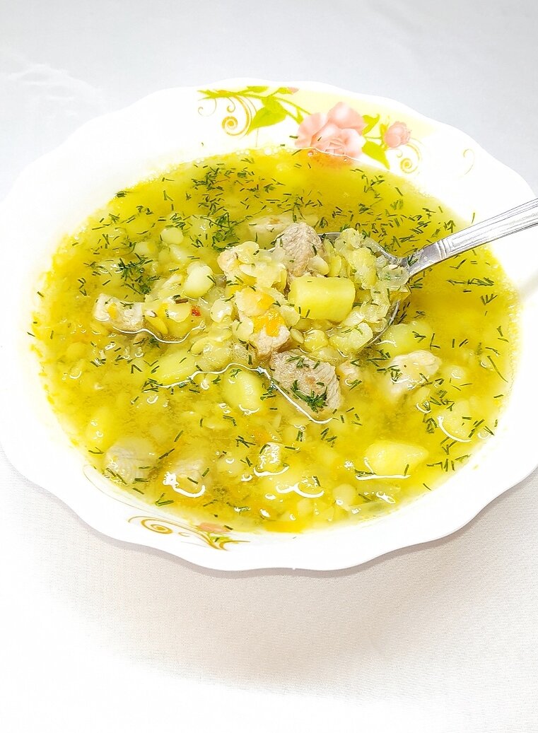 Ингредиенты 😀                                                                                  Мясо 🥩
Лук
Морковь🥕
Чечевица
Масло подсолнечное
Картофель🥔
Приправы, соль по вкусу.