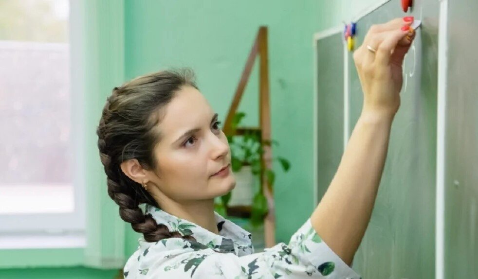 Конфликт с учителем. Учительница уехала. Учительницу уволили за фото. Учительница фото. Майя кучерская плач.