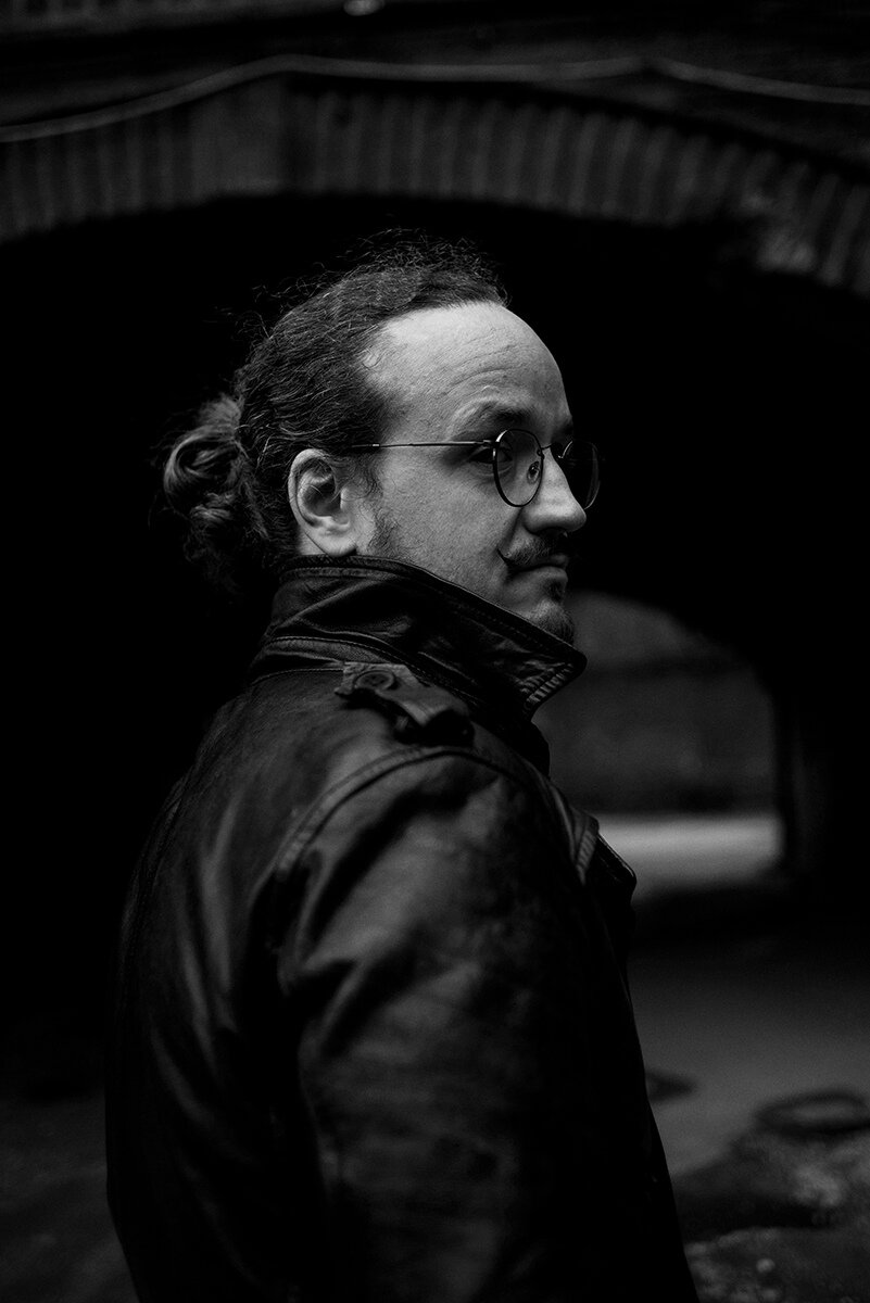 Что значит пройти кризис? Например, кризис среднего возраста. Многие полагают, что это происходит примерно так. Поболело, поныло, да и отпустило. То есть перетерпеть некоторый отрезок времени, в который будут докучать меланхоличное настроение, навязчивые мысли, типа: «А туда ли ты идешь? А не тратишь ли ты свою жизнь понапрасну? И пр.». 
А через какое- то время это проходит и все возвращается на круги своя, жизнь входит в привычную колею, знакомую и привычную. И все как раньше. И все, как будто бы и хорошо. И такой сценарий многие и воспринимают, ошибочно, как прохождение кризиса. На самом деле описанное выше это сценарий отказа его проходить. Даже так- отказ в него вступить!

Если это не успешное разрешение кризиса, тогда что же будет истинным прохождением? Для прохождения, повторюсь, вначале необходима решимость в него вступить. А вступить значит не бежать от меланхолии и тревожащих мыслей (вариантов таких отвлечений может быть масса). Не бежать и отмахиваться, а отдаться, распахнуть свой разум и свое нутро этому процессу навстречу.

Решиться на это действительно не просто, интуиция нам подсказывает, что этот процесс будет болезненным и мучительным, и она права. Т.к. это в некотором роде принесение себя в жертву. Требуется отдать свою идентичность (то что мы считаем собой и своей картиной мира) на уничтожение, ибо она в процессе прохождения этой «темной ночи души» будет расплавлена и перекована в нечто новое.

В межличностных кризисах процесс идентичен- приносятся в жертву старые отношения, на разрушение и переплавку, с потерей привычной «зоны комфорта», которая становится зоной дискомфорта, но привычной, знакомой и понятной. А требуется войти в зону неизвестного! Войти в «Аид»! Сделать этот шаг, который может привести к разрушению, но может и вывести на новый уровень (И это уже будет не бесплодная реанимация старых отношений, а новые отношения с тем же человеком; точнее сказать не совсем с тем же, т.к. прохождение кризиса меняет личность).

Пройти жизненный кризис- это не отмахнуться и вернуться к старому и привычному Я. Пройти- значит решиться подвергнуться болезненной перековке и выйти новым человеком из этого процесса. Более зрелым и мудрым, с новым ощущением себя и мира, с новыми ценностями и устремлениями.