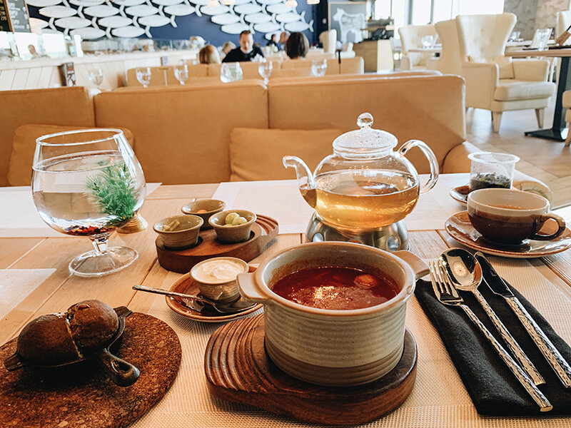 На обед - наваристый борщ, горячий хлеб и зелёный чай