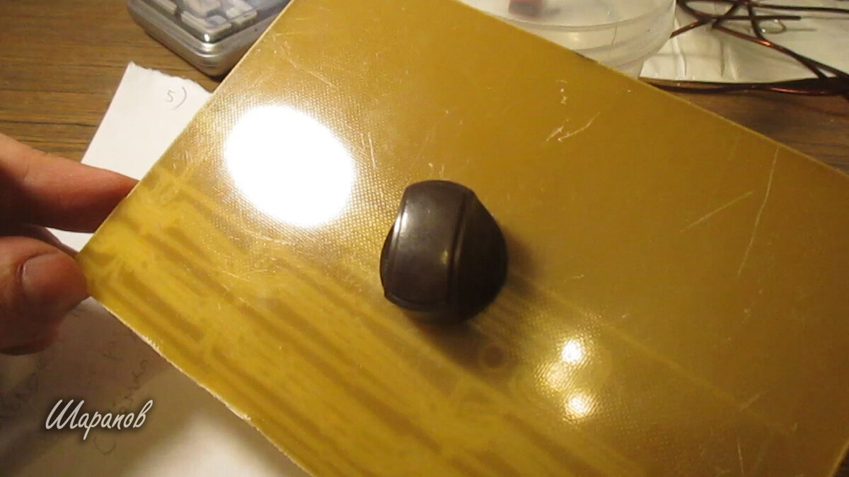 Оригинальная ручка приклеена к текстолиту