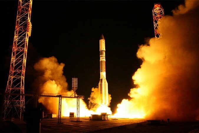 старт ракеты протон-М со спутниковым оборудованием .