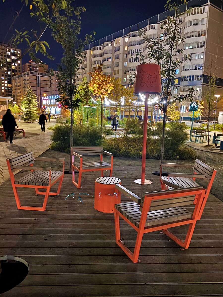 Вечером выйти, погулять и пообщаться сидя, как дома, у "торшера"