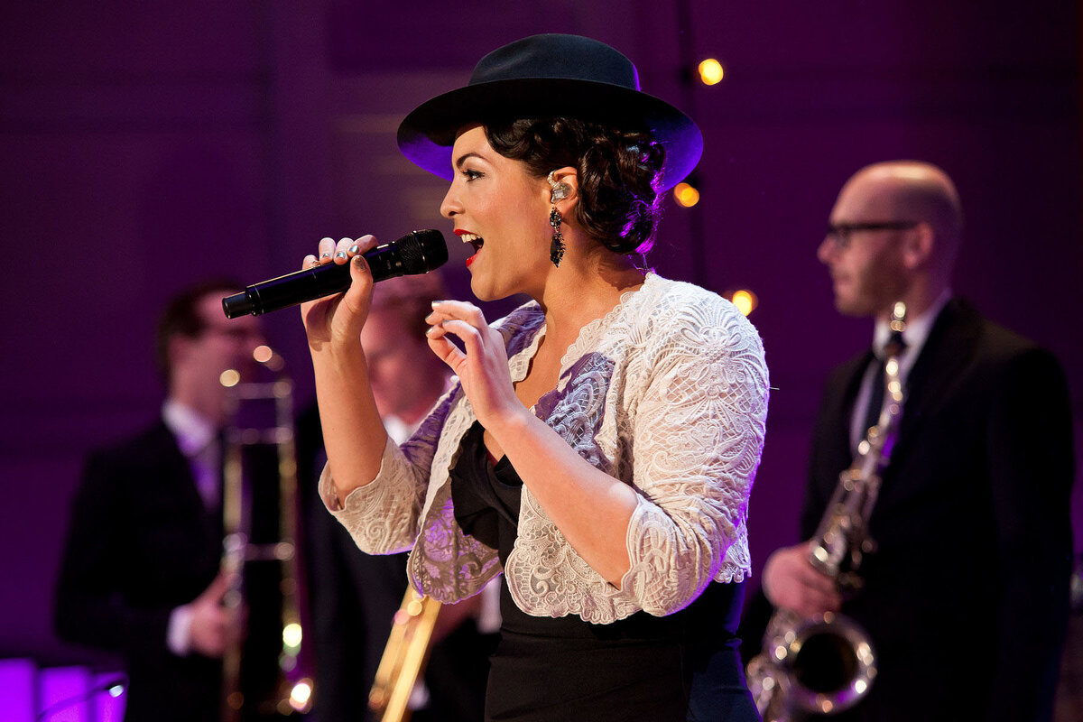 Яркий образ Каро Эмеральд