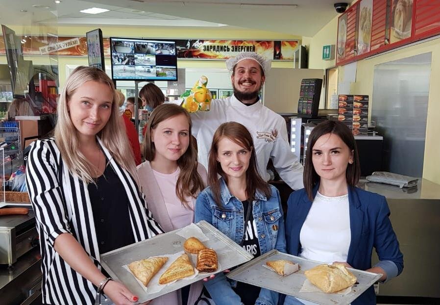 Технолог Николай проводит обучение в кафе при АЗС