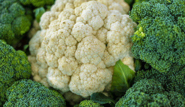 Замените часть крахмала и белка на вашей тарелке некрахмалистыми овощами, такими как цветная капуста и брокколи. (Image: via pixabay / CC0 1.0)