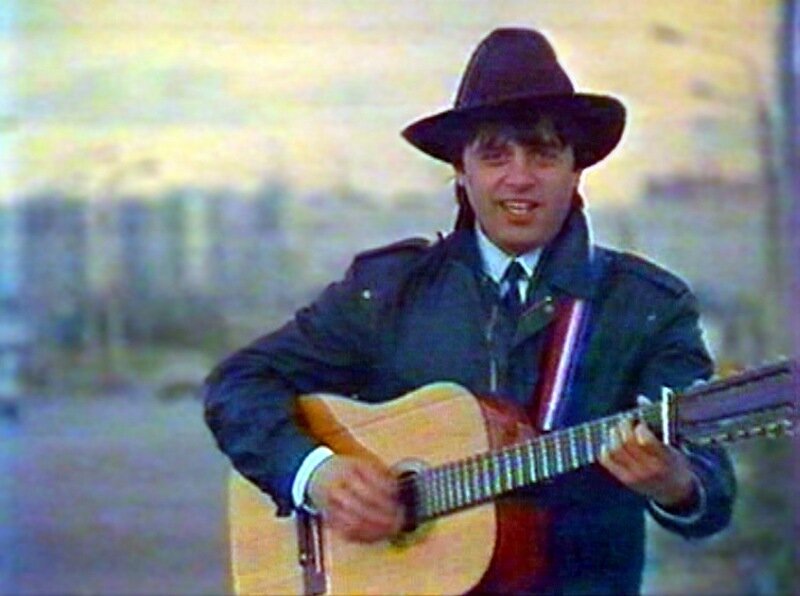 Его песни ушли в народ. А самого мало кто знает и видел. Музыкант с великолепным