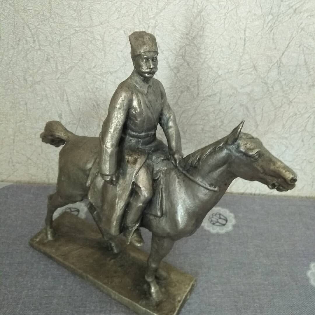 Настольная скульптура из  металла.