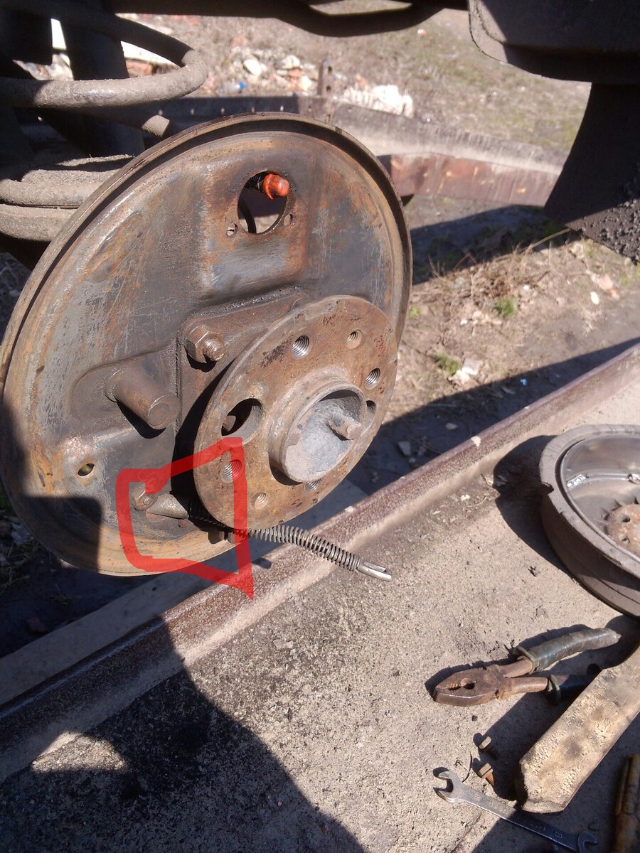 В этот месте упирается, куда заходит трос ручника.фото взято с источника drive2.ru