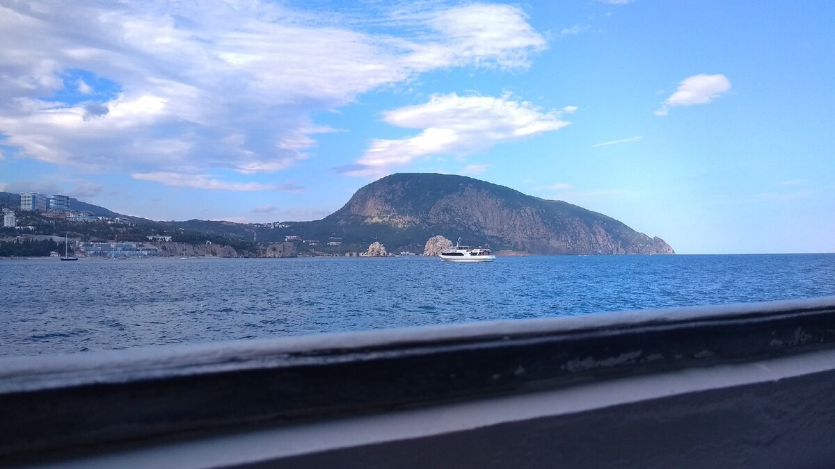 Вид на берег Артека,морская прогулка)