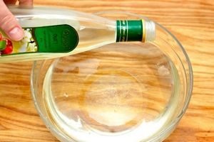 Проверенные годами и тысячами хозяек методы могут почистить куртку лучше, чем любая химчистка. В список ингредиентов домашних рецептов входят: продукты питания, лекарственные препараты, нефтепродукты. В список эффективных народных методов входят такие средства: