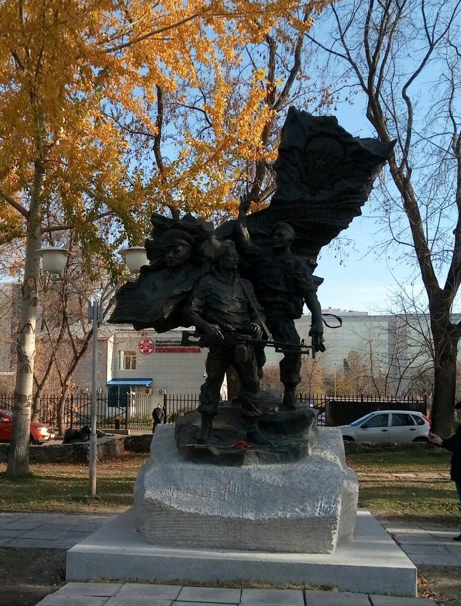 Город Пермь. Памятник десантникам...