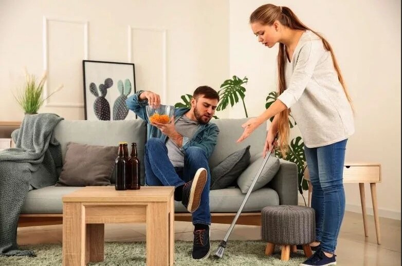 Вам залезут на шею ровно на столько, на сколько вы сам позволите. Особенно если изначально сами предлагаете.