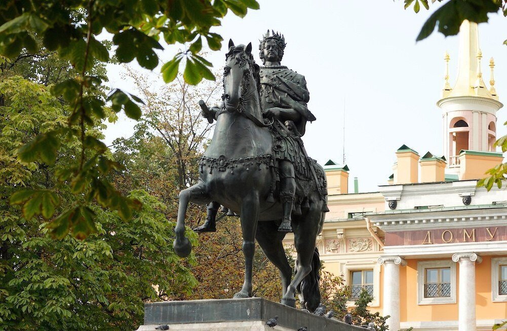Памятник Петру I у Михайловского (Инженерного) замка