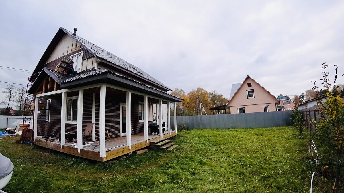 Наш дом в процессе отделки панелями под кирпич