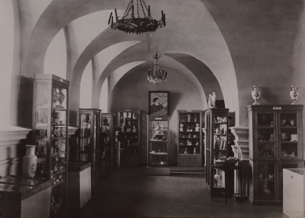 Экспозиция декоративно-прикладного искусства, 1946 год.
источник: сайт Пермской государственной художественной галереи