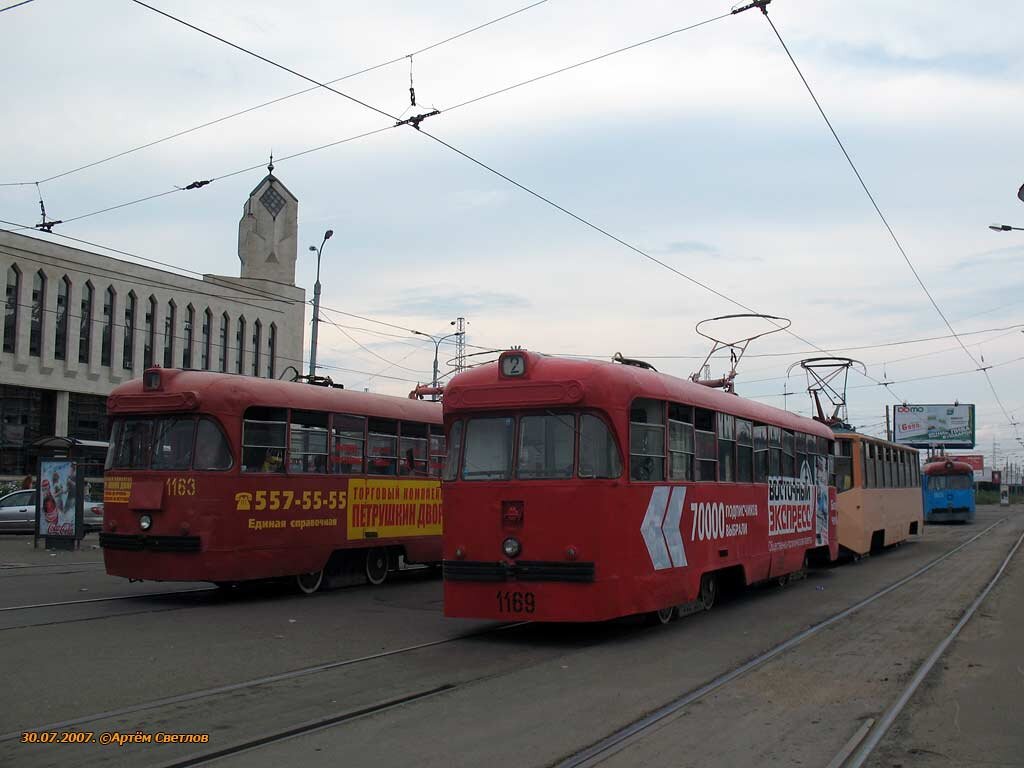 Вагоны РВЗ-6М2 на конечной станции "Железнодорожный вокзал". По состоянию на 2020 год станция модернизирована под движение скоростного маршрута №5 и городских маршрутов №№1 (объединённые старые маршруты №№9 и 10) и 2 (бывший №7) Источник фото: веб-портал "Городской электротранспорт" (https://transphoto.org/). Автор фото: Артём Светлов