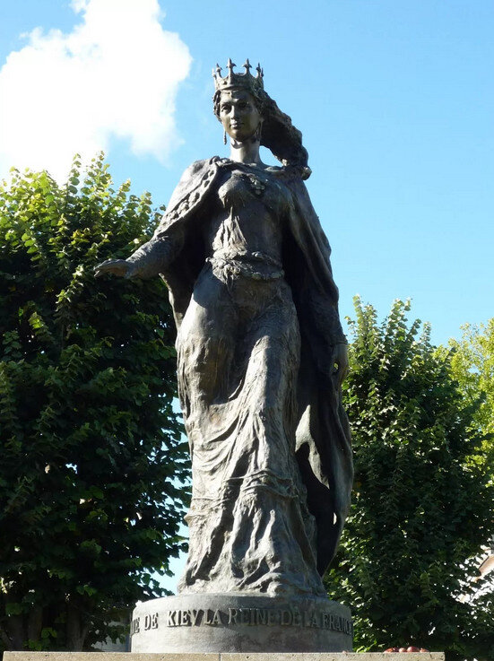 Анна Ярославна памятник