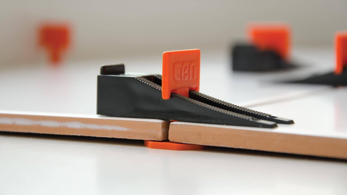 Клинья фиксируются при помощи специальных щипцов или вручную