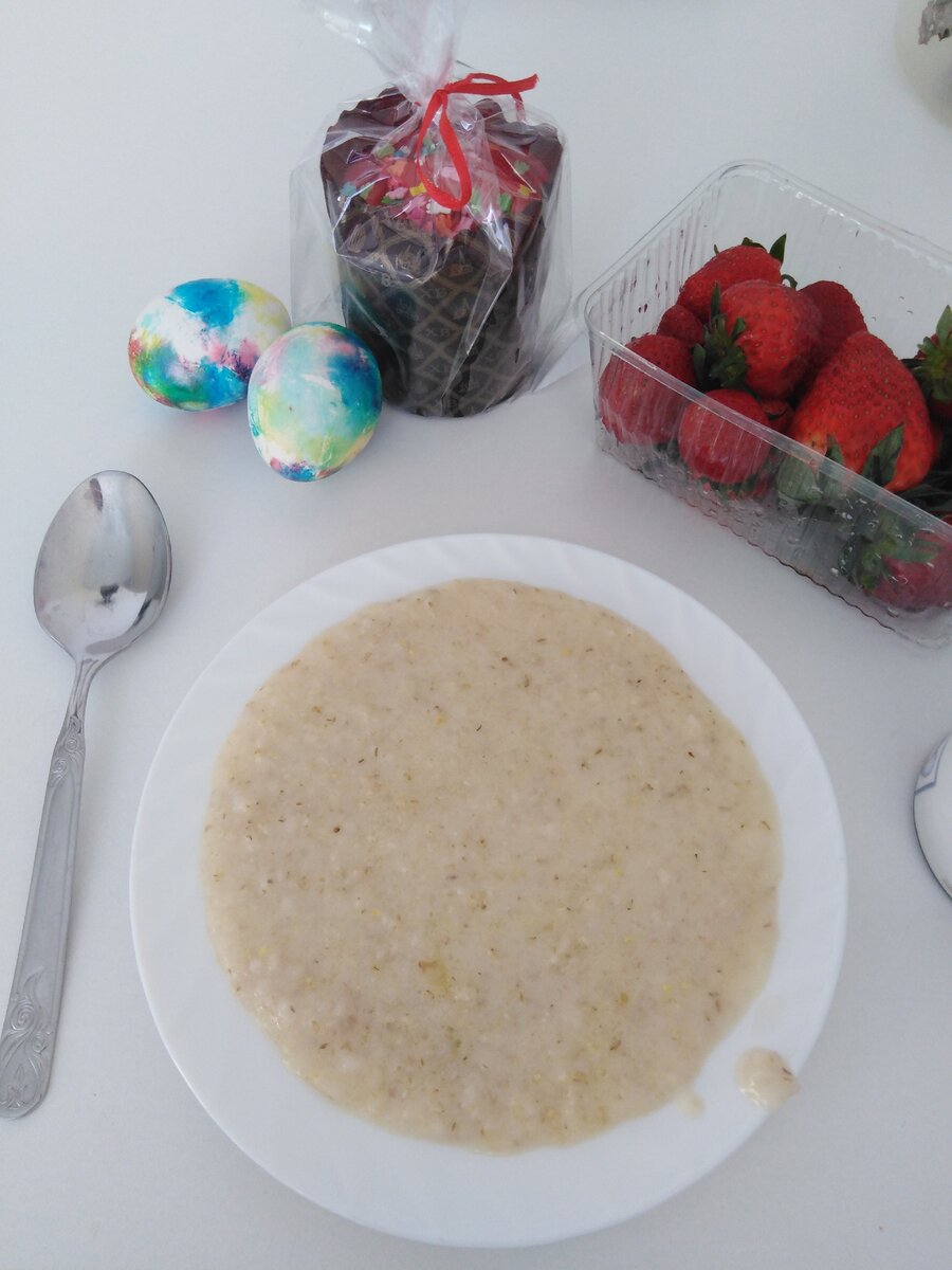 Завтрак в роддоме на пасху (патология). Ягоду принес муж)))