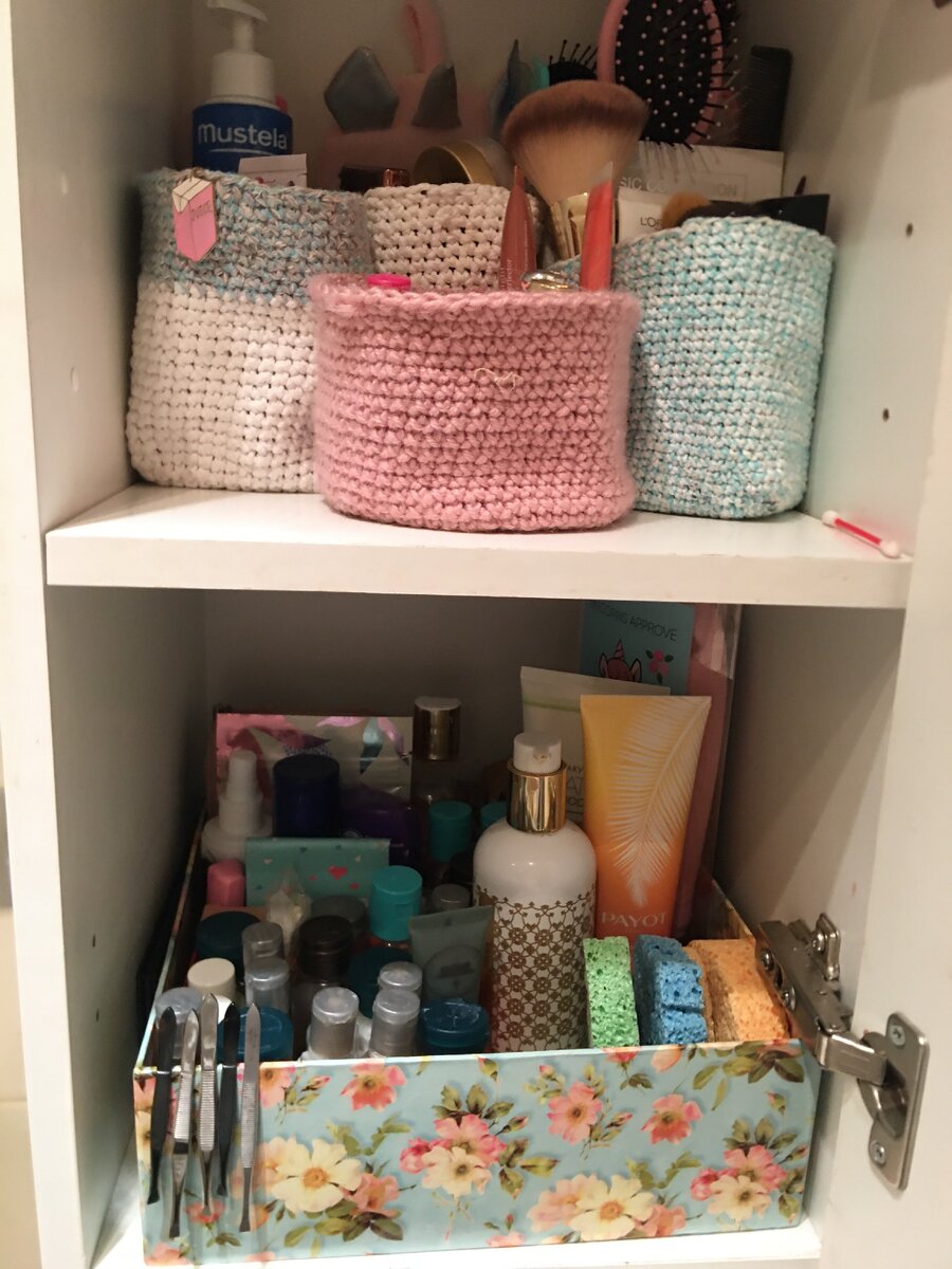 Вертикальное хранение косметики.