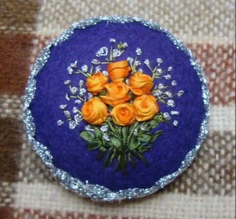 Люблю вышивать мелочи! Диаметр этой броши - 7 см, а целый букет роз чувствует себя вольготно. :)