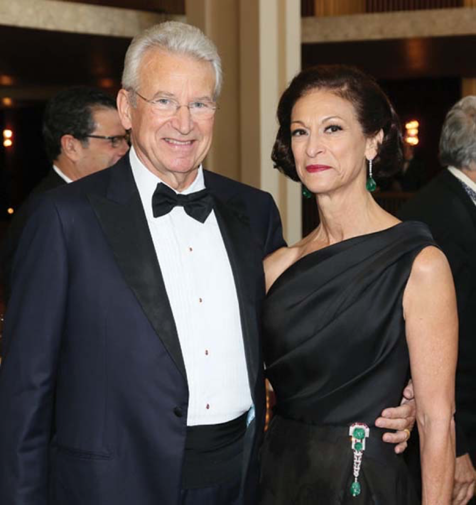 Джудит-Анн Корренте со своим мужем Виллемом Койкером. На Корренте брошь Chaumet Art Deco и изумрудные серьги.