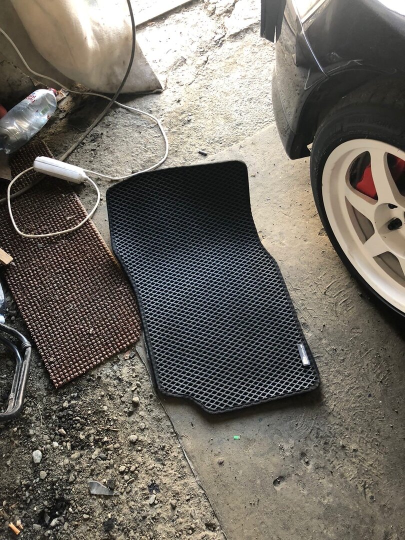 Сзади у меня стоят ворсовые коврики оригинальные, а передних ворсовых почему-то в комлпекте с машиной при покупке не было. Поэтому год назад я приобрел себе 2 Evo-коврика по скромной цене в 2 000 рублей.