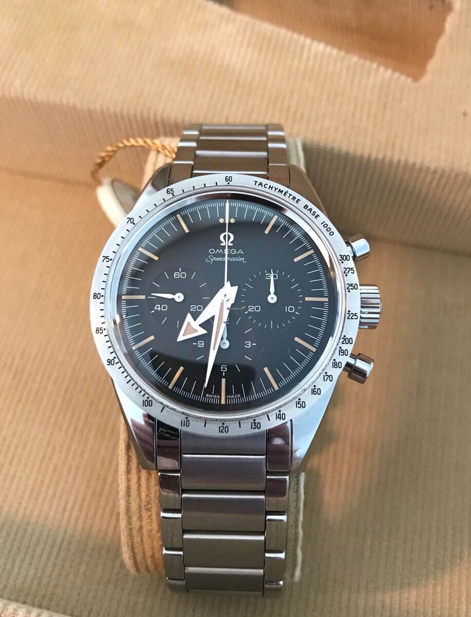 Оригинальные Omega Speedmaster 1957 года, часы стоят примерно $7500. Фотография с сайта https://www.chrono24.com/omega/speedmaster-trilogy-1957--id16313798.htm#gref