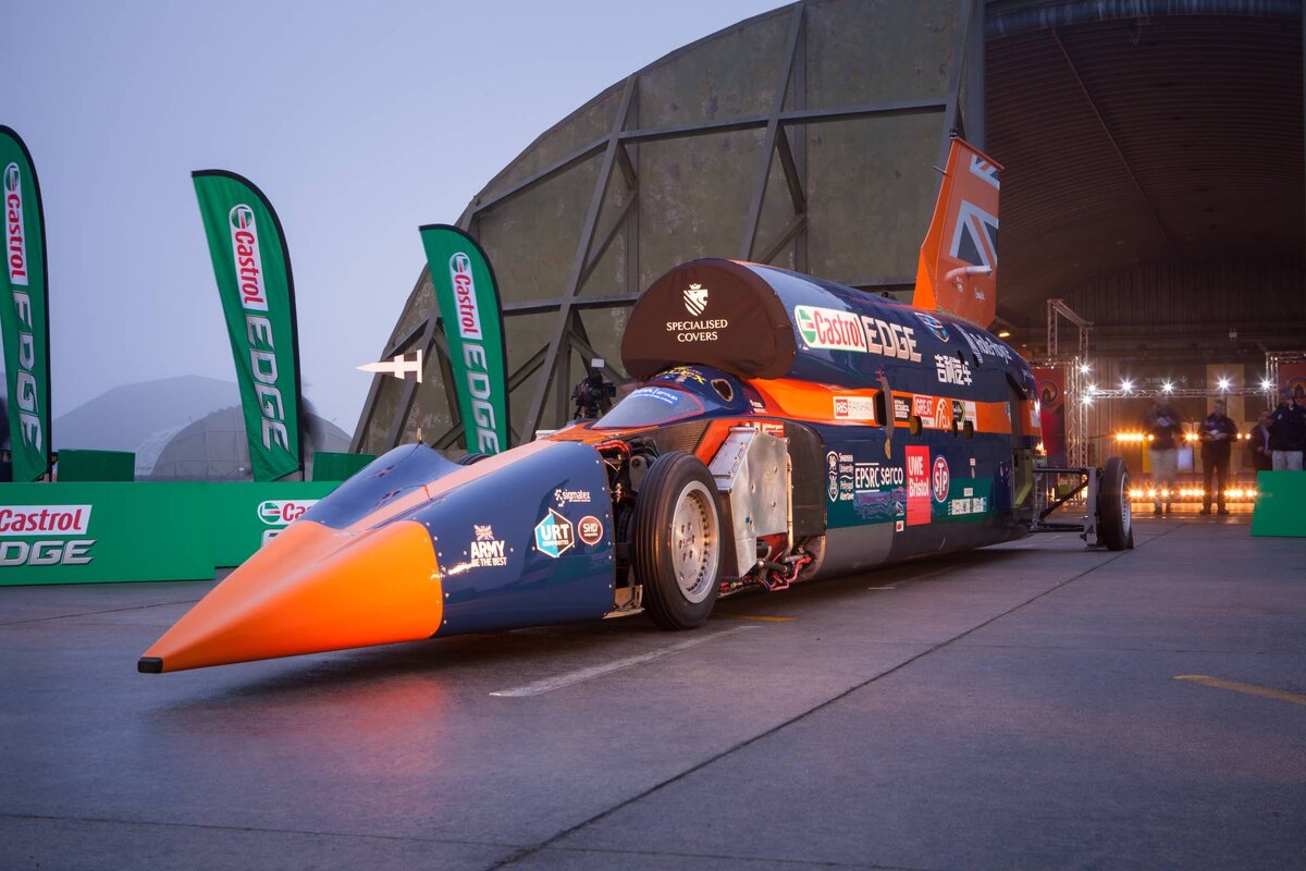 Машина Bloodhound SSC. Bloodhound SSC рекорд. Сверхзвуковой автомобиль Bloodhound SSC. Bloodhound SSC 1609 км.ч.