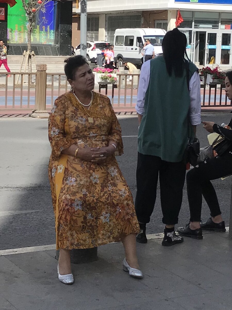 Одеваются уйгурские женщины очень специфически - очень похоже на Узбекистан