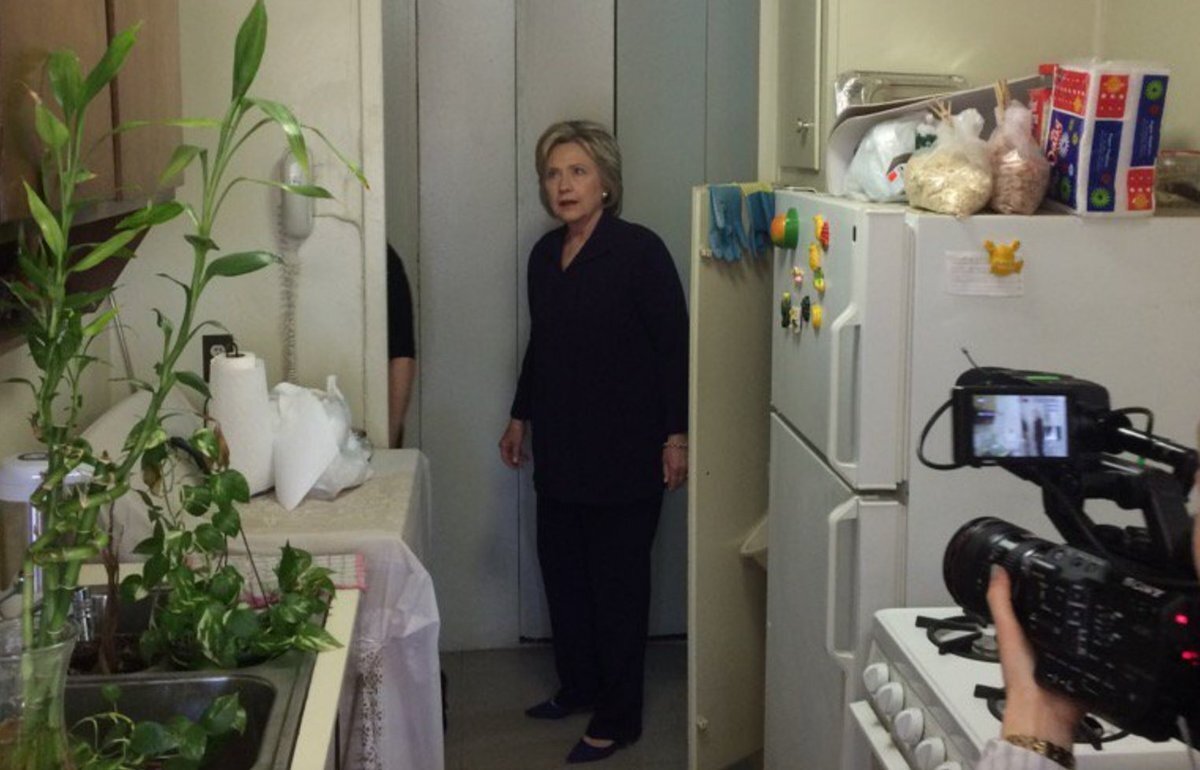 Пользователей интернета просто огорошила реакция Хиллари Клинтон. 

Политик побывала в жилищи обычных граждан среднего класса, она была очень удивлена условиями проживания семьи и долго удивлялась увиденному.