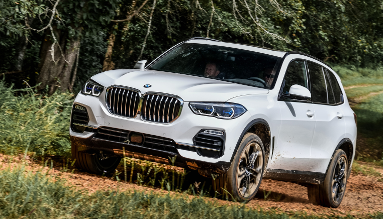 Из тройки родственников лучше всего продаётся «икс-пятый», далее по популярности идёт X7, а X6 — в хвосте. Например, за первое полугодие 2020-го в России эти модели нашли 3301, 2522, 1767 покупателей соответственно.