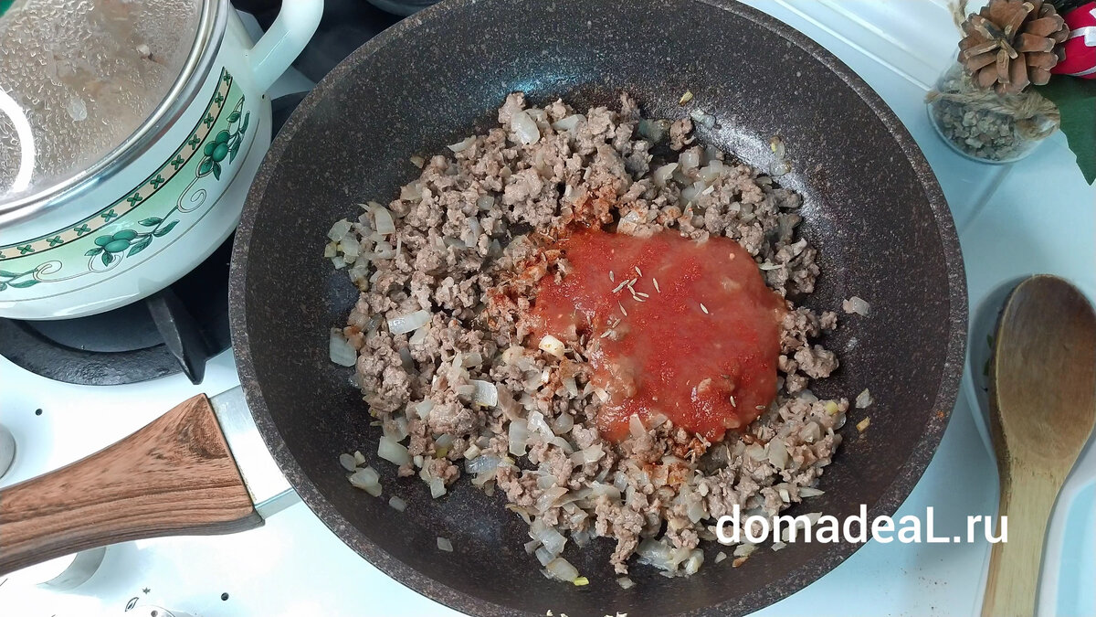 томатную пасту, специи, перец. Тушить 10-15 мин