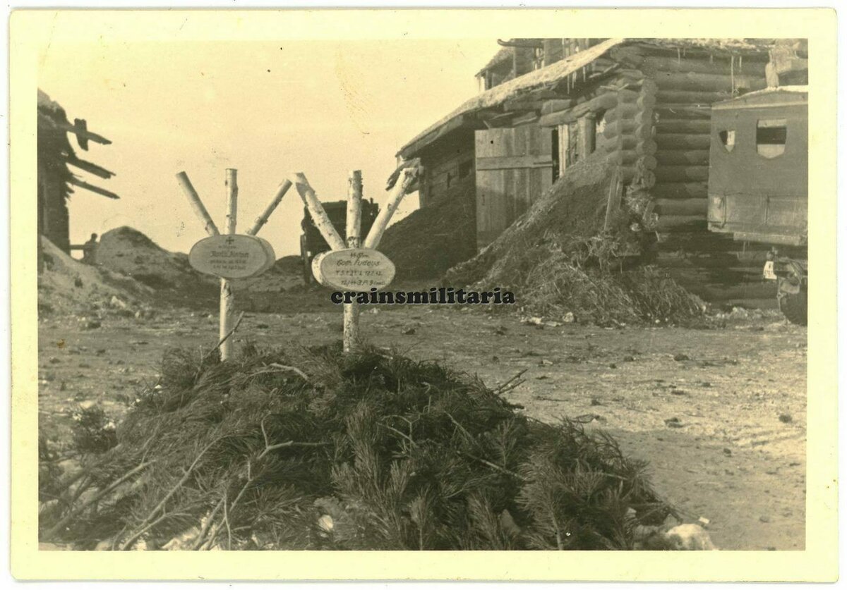 А это уже где то новгородчина. Куриные лапы вместо крестов. 