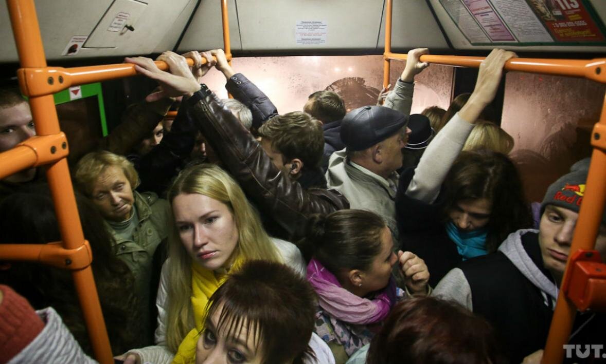Маршрутка внутри с людьми