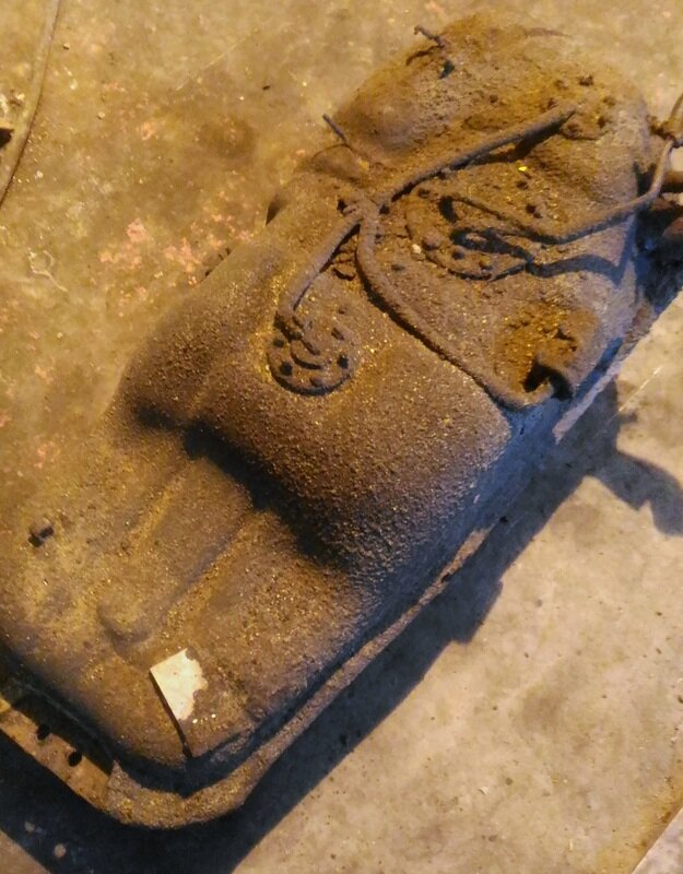 Бак снят. Его предстоит тщательно вымыть, как снаружи так и внутри. Осушить.