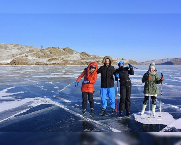 Мы путешествуем по зимнему Байкалу на коньках. Фото из личного архива.