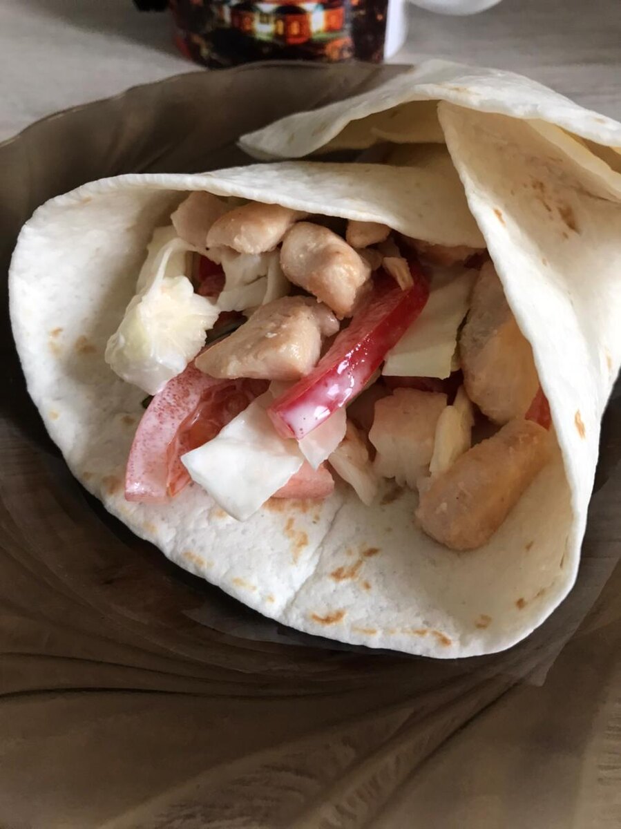 Обедать не сильно хотелось, по этому немного салатика в лепешке