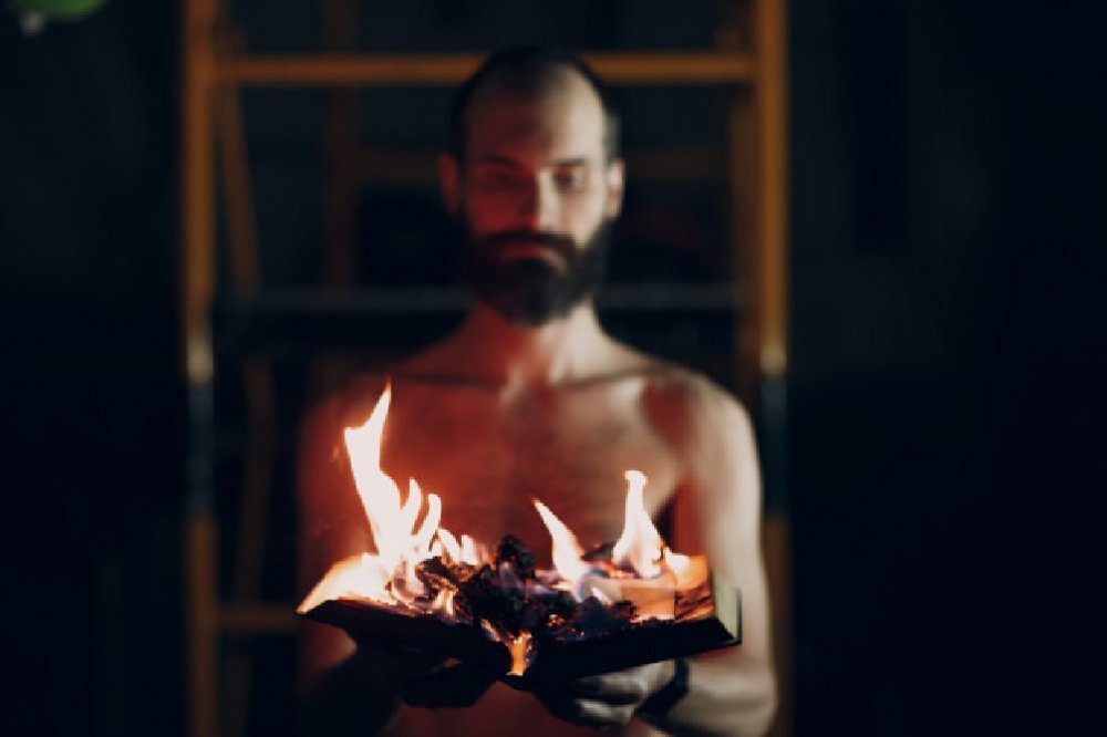 Сожжение рукописи. Фото с сайта ru.freepik.com