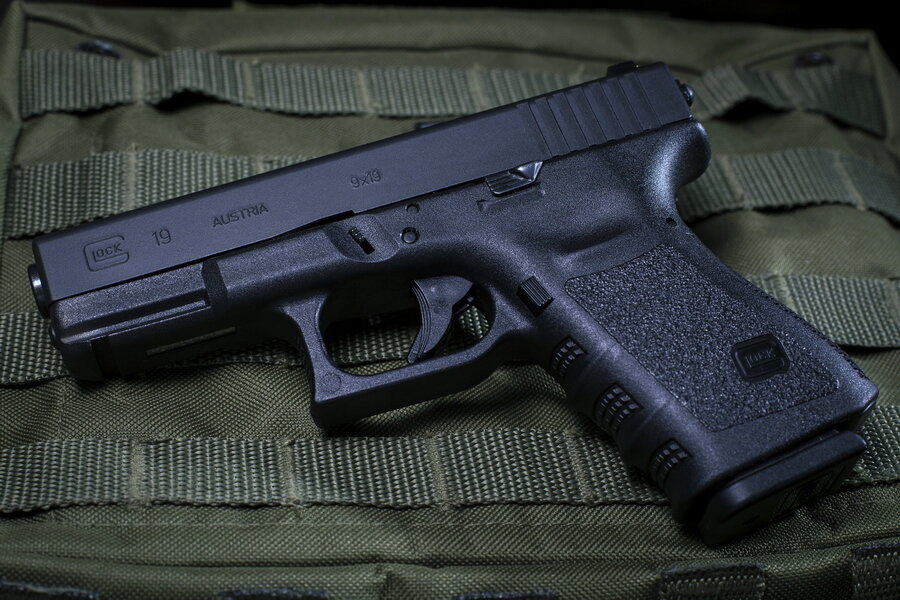  Glock 19 — компактная модификация исходного Glock 17, отличается укороченным стволом (102 мм против 114 мм) и штатным магазином на 15 патронов вместо магазина на 17 патронов у Glock 17