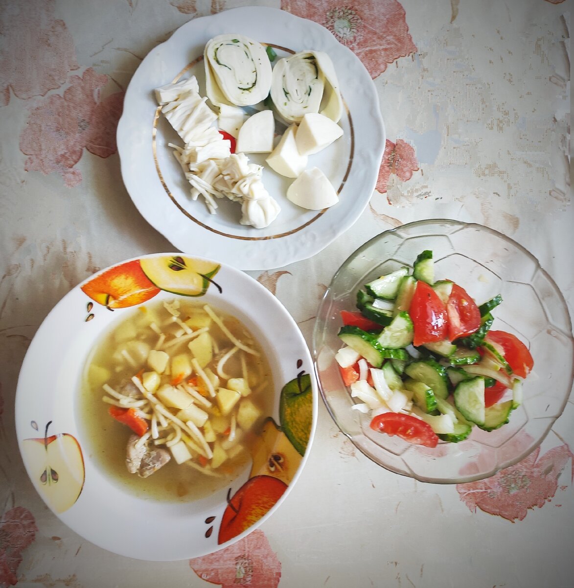 14:00 обед: 1. Суп куринный с макаронами; 2. Овощной салат; 3. Сыр (съедено было пару кусочков).