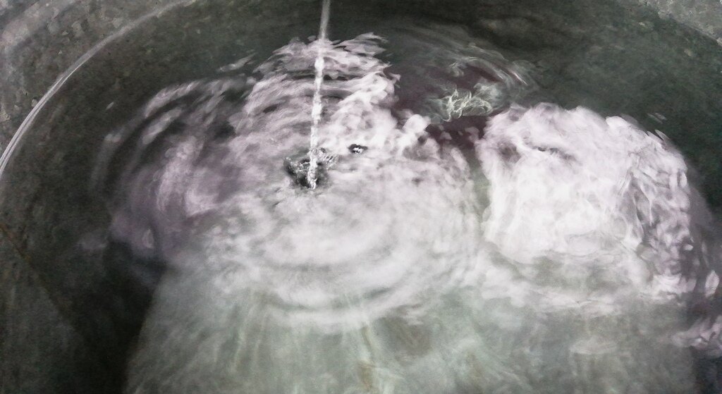 Бывает такое, что случайно телефон падает в воду.